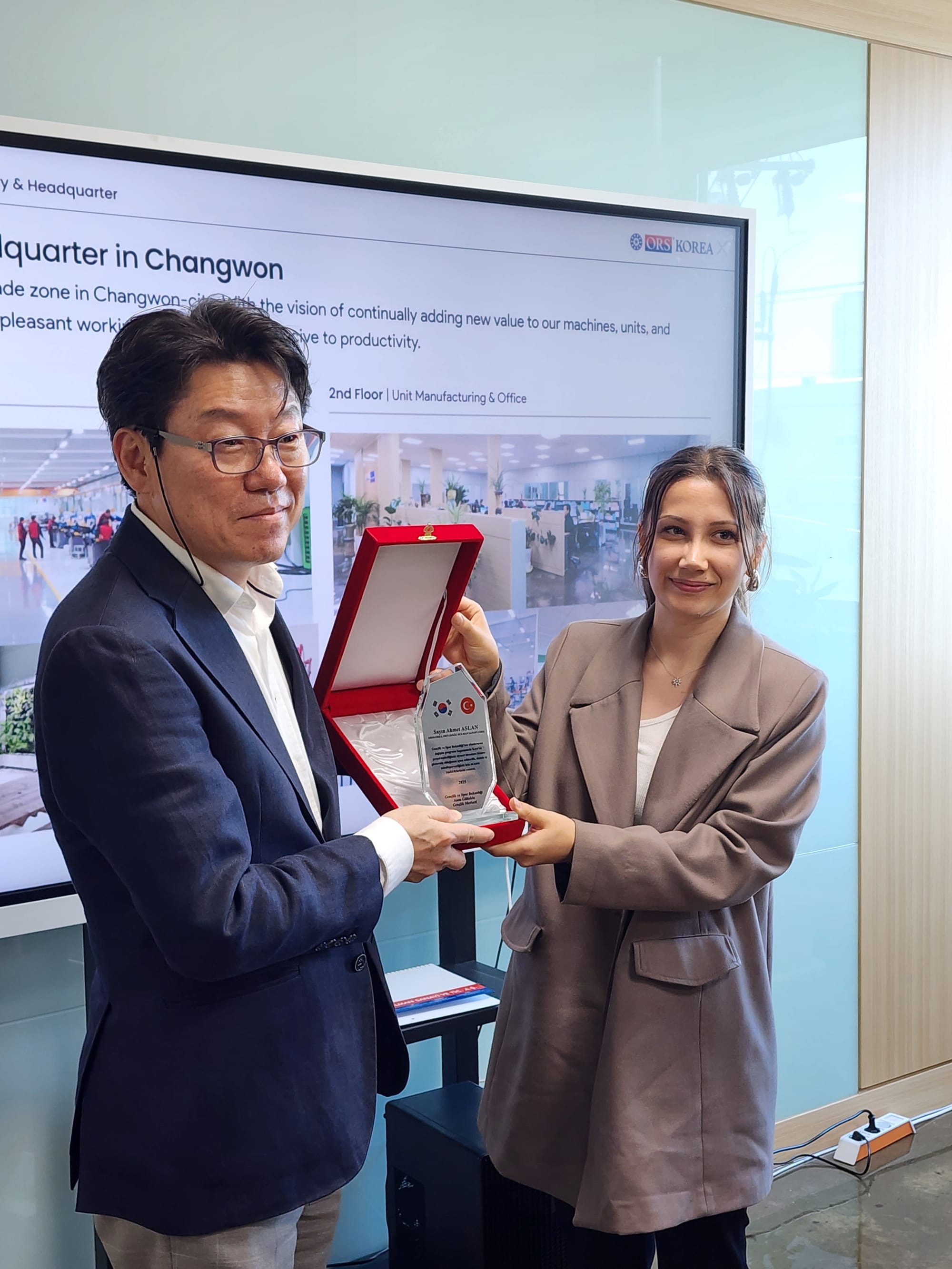 Delegation's gift to ORSKOREA 대표단의 오알에스코리아에 주신 선물 ⓒ ORSKOREA 오알에스코리아