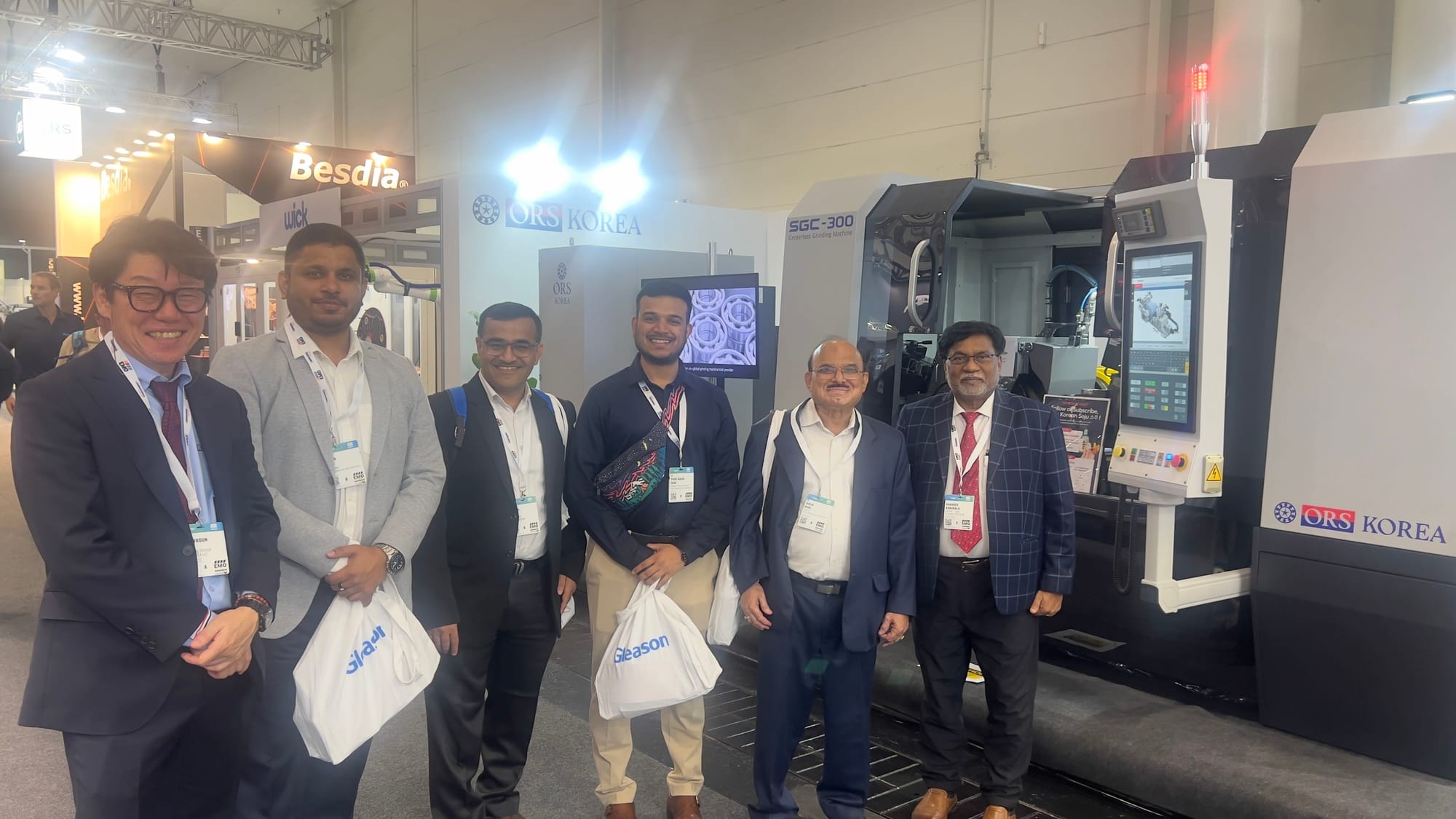 ORSKOREA team posing with visitors after a meeting at the booth ๋ถ์ค ์๋ด ํ ๊ธฐ๋
์ดฌ์ โ ORSKOREA ์ค์์์ค์ฝ๋ฆฌ์