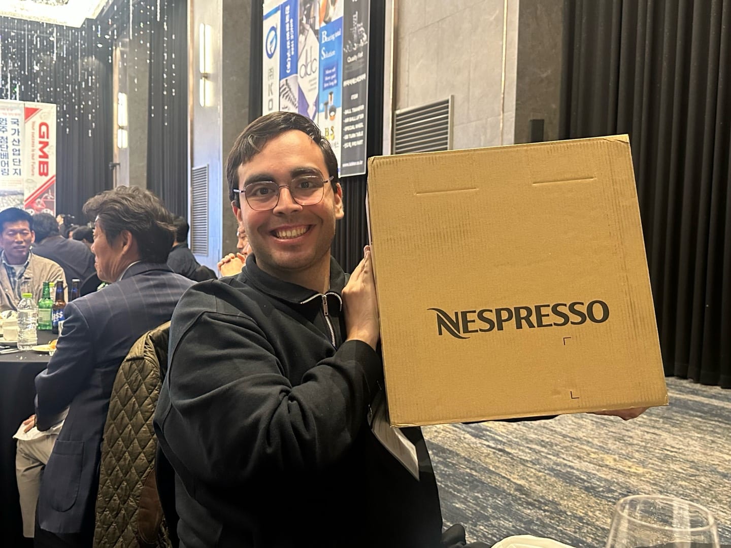 A commemorative photo of the lucky prize winner | 행운의 경품 당첨 기념사진  ⓒ ORSKOREA 오알에스코리아 