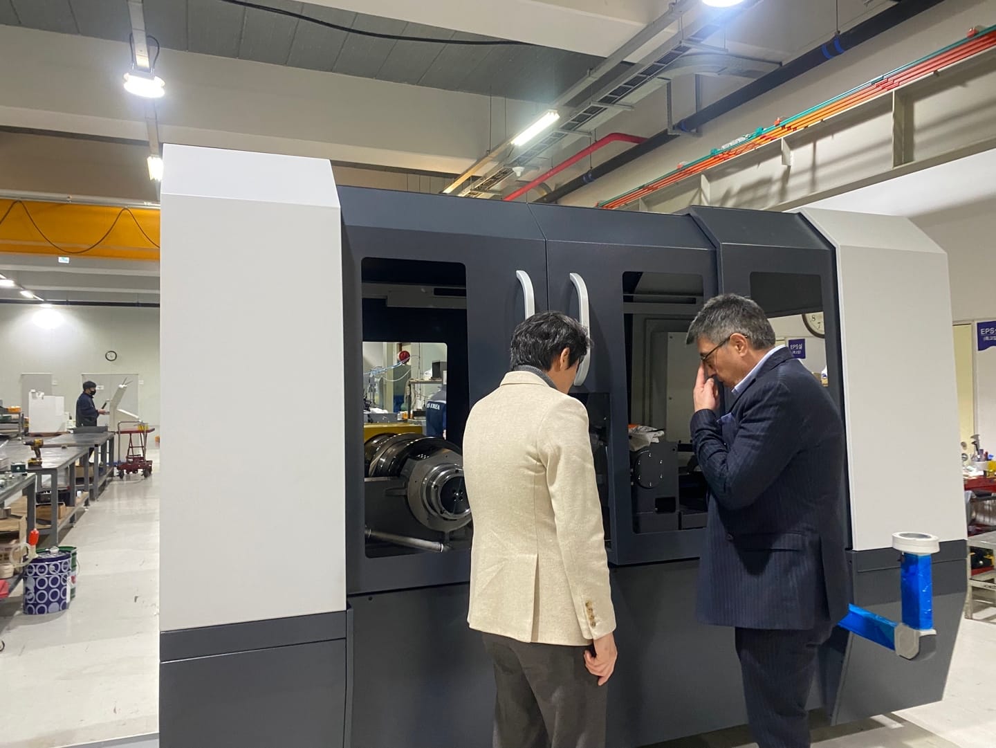 CEO Sim Jo-won and Ahmet Aslan, Chairman of ORS, discussing machinery and production equipment | 기계설비 관련 논의중인 심조원 사장님과 아흐멧 아스란 ORS회장님 ⓒ ORSKOREA 오알에스코리아